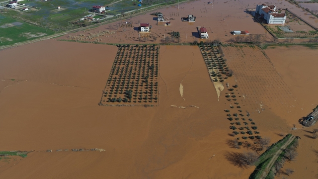 Salihli'de felaketin boyutu havadan görüntülendi
Salihli'de evler ve tarım arazileri sular altında kaldı