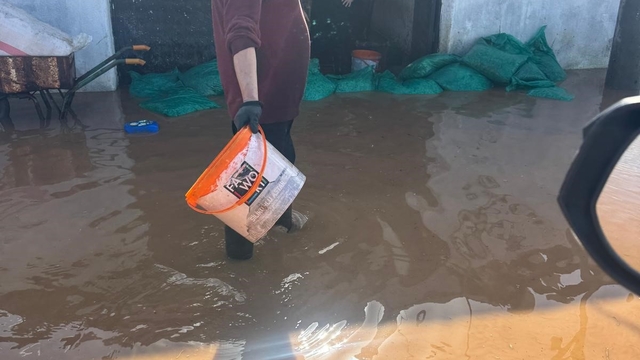 Manisa'da nehir taştı, mahsur kalan vatandaşlar traktörlerle kurtarıldı