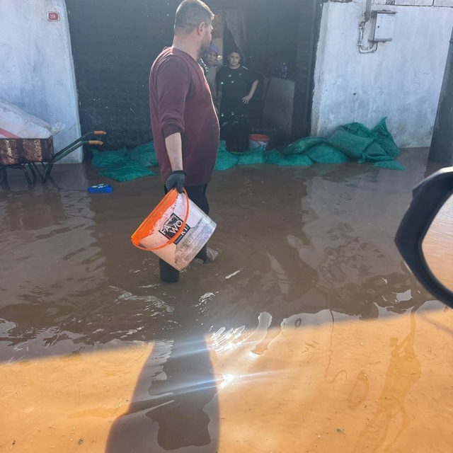 Manisa'da nehir taştı, mahsur kalan vatandaşlar traktörlerle kurtarıldı