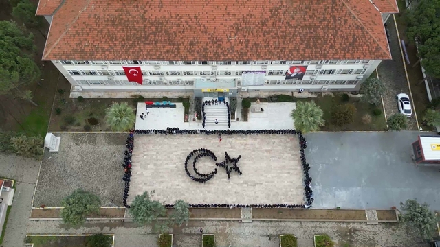 Aydın'da öğrenciler, bedenleriyle Türk bayrağı figürü oluşturdu