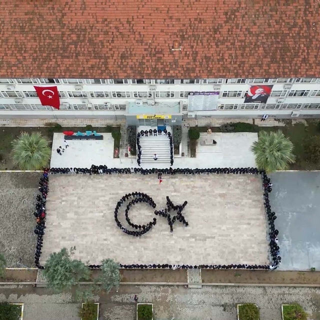 Aydın'da öğrenciler, bedenleriyle Türk bayrağı figürü oluşturdu