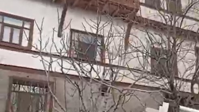 2 katlı kerpiç ev alev alev yandı