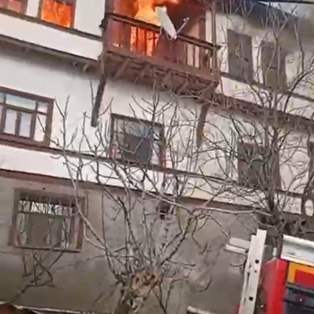 2 katlı kerpiç ev alev alev yandı
