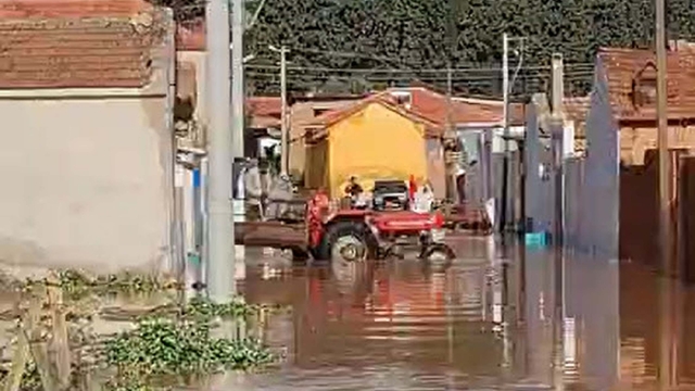 Salihli'de sağanak sonrası köprü yıkıldı, yollar kapandı (2)