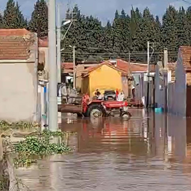 Salihli'de sağanak sonrası köprü yıkıldı, yollar kapandı (2)