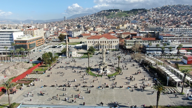 İzmir'de güneşli havayı gören vatandaşlar sahile akın etti