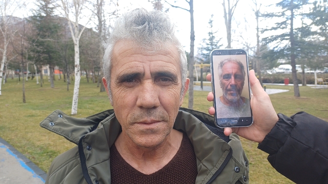 Kayseri'de Epstein'e benzeyen adam isyan etti
"Saçlarıma değişik bir tarz vereceğim ve o adama benzemekten uzaklaşmaya çalışacağım"
"Yüz kırışıklıklarım falan tamamen bire bir benziyor. Küfür eden veya laf atan olmadı ama sert bir imajla bakıyorlar"