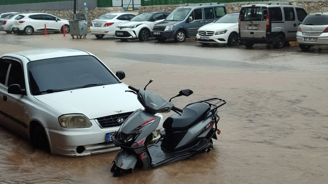 Hatay'da sağanak sele neden oldu, yollar göle döndü