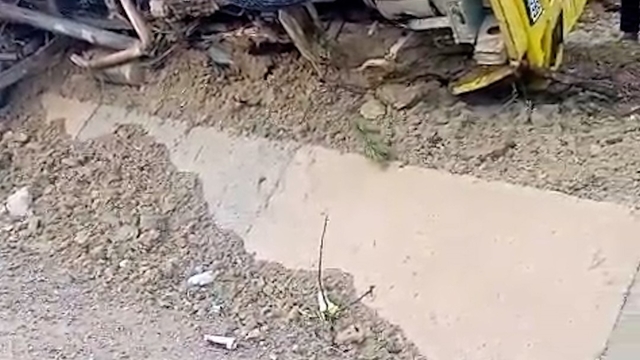 Bolu'da lastiği patlayan hafriyat kamyonu devrildi: 1 yaralı