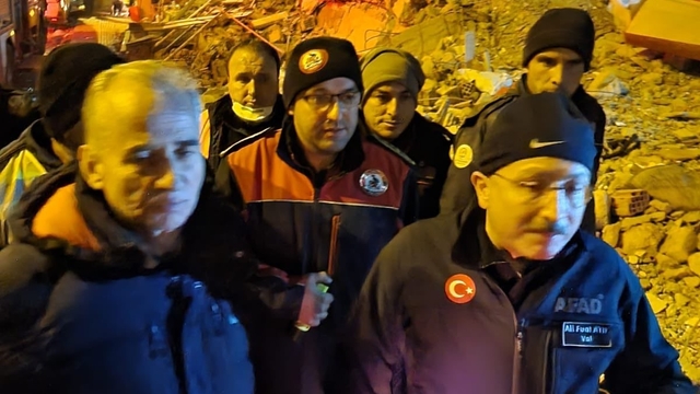 Fedakar Vali Atik; "Ben hastalığı Hatay'da depremde çalışırken yendim"
Kemoterapi görmesine rağmen deprem bölgesine giden Vali Ali Fuat Atik:
"Hatay'daki o manzarayı görünce, o felaketi görünce benim yaşamış olduğum hastalığın inanın hiçbir zerresi aklıma gelmedi"