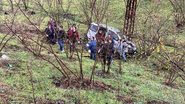 Üç araç birbirine girdi; 1'i şarampole yuvarlandı