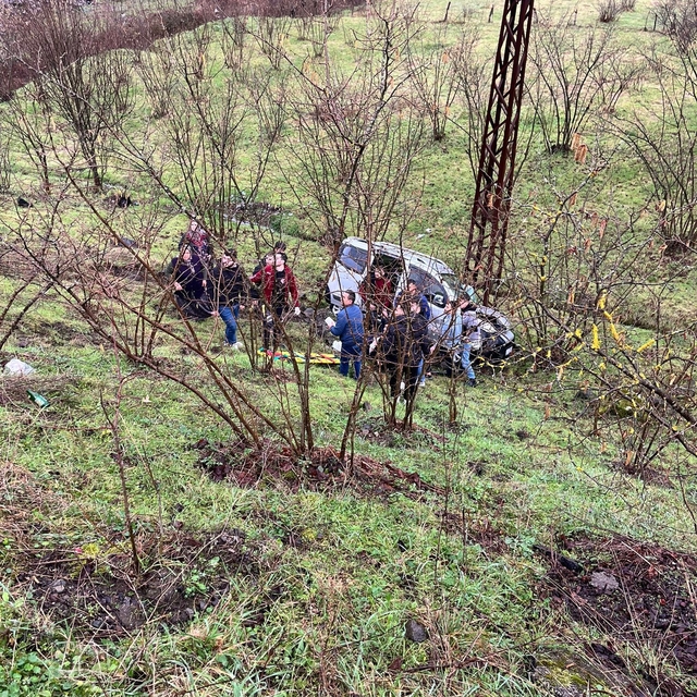 Üç araç birbirine girdi; 1'i şarampole yuvarlandı