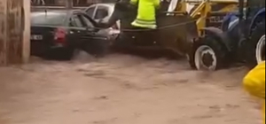 Hatay'da şiddetli sağanak sele neden oldu; araçlarında mahsur kalanlar iş m...