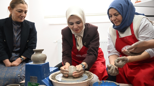 Bakan Göktaş, Erzurum'da Engelli Aktif Yaşam Merkezi'nin açılışını yaptı
Bakan Göktaş, müzik atölyesinde "Kara Tren" türküsünü söyleyen engellilere eşlik etti