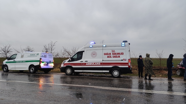 Mardin'de otomobil ile TIR çarpıştı: 2 ölü, 2'si ağır 3 yaralı (2)