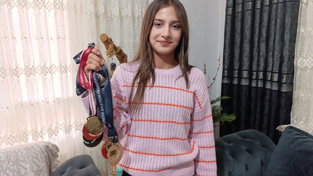 Sırıkla atlamada Türkiye rekoru kıran 13 yaşındaki Emine Elif çalışmalarının karşılığını aldı: