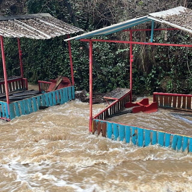 Alanya'da çay taştı: İşletmelere ait çardaklar sular altında kaldı
Mehmet D...