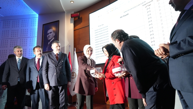 Bakan Göktaş: "Hizmetlerimizi hanelere daha hızlı ve daha etkili ulaştırmak için sahadaki gücümüzü her geçen gün artırıyoruz"
Erzurum'da eşi vefat eden ve 18 yaşından küçük çocuğu olan kadınlar için yaptırılan 75 konutun anahtarları teslim edildi