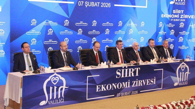 Cumhurbaşkanı Yardımcısı Yılmaz: "Demokrasi diyorsak hepimizin şiddeti, terörü bir kenara koymamız lazım"
"86 milyon biriz, beraberiz ve bu ülkenin eşit vatandaşlarıyız"
"Terörsüz bir Türkiye hem demokrasi açısından hem de kalkınma bakımından çok çok önemli"
"Huzur, güven ortamı pekiştiği zaman özel sektör yatırımları da artıyor"
Cumhurbaşkanı Yardımcısı Cevdet Yılmaz, Siirt Ekonomi Zirvesi'ne katıldı