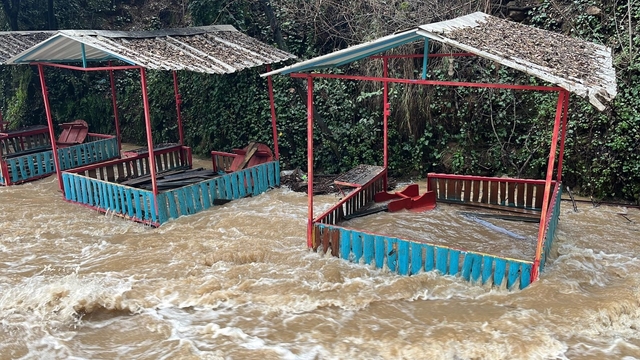 Alanya'da çay taştı: İşletmelere ait çardaklar sular altında kaldı
Mehmet Duvarcı:
"15 senedir Alanya'dayım, ilk defa bu kadar suyun aktığını gördüm"