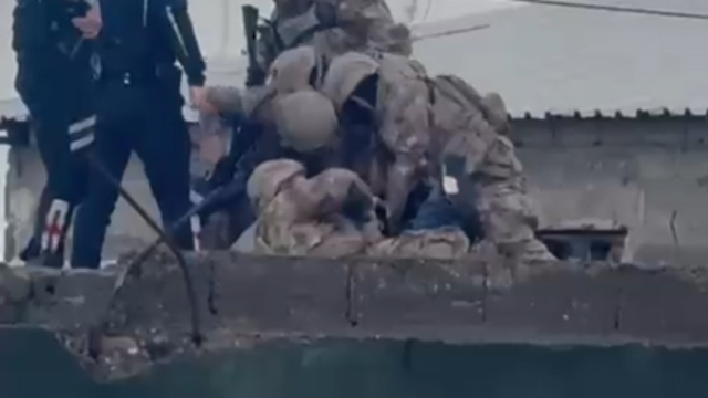 Eski iş yerini basıp, 4 kişi yaraladı; çıktığı çatıda Özel Harekat timlerince etkisiz hale getirildi