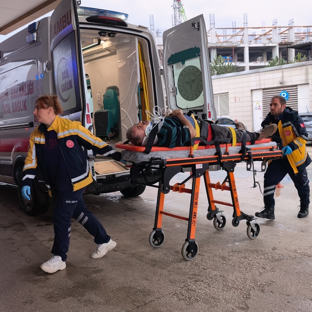 Bursa'da servis minibüsünden inen sürücüye araç çarptı