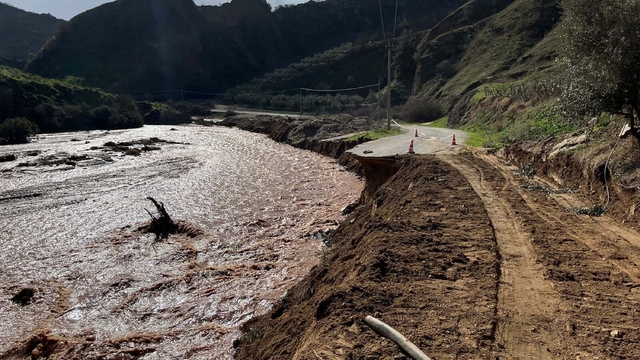 Alaşehir'de sağanak; dere taştı, kara yolu çöktü