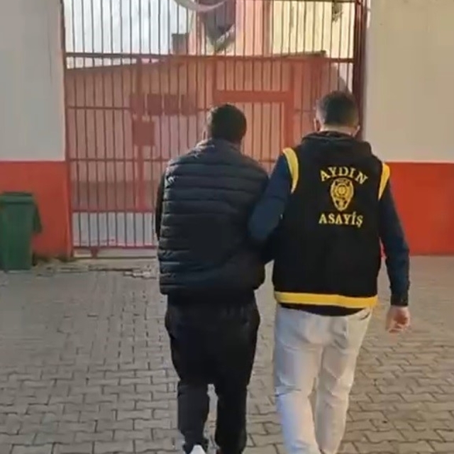 Hırsızlık suçundan aranan şahıs Efeler'de yakalandı