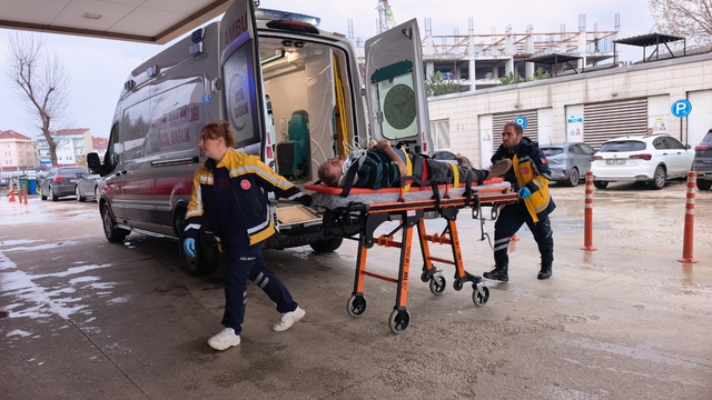 Bursa'da servis minibüsünden inen sürücüye araç çarptı