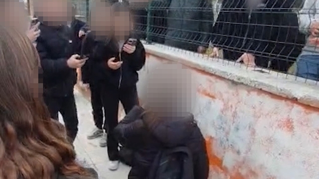 Okul önünde akran zorbalığı kameraya yansıdı: Diz çöktürüp zorla özür dilettiler