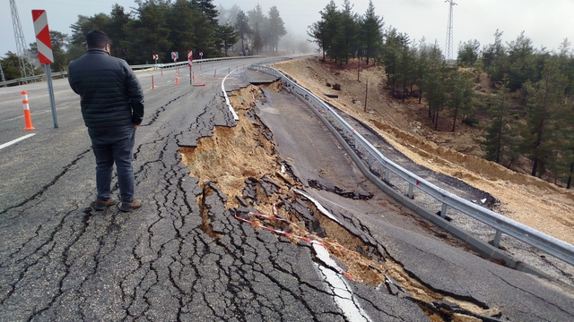 Mersin'de şiddetli yağışta yolda 2 metrelik çukur oluştu