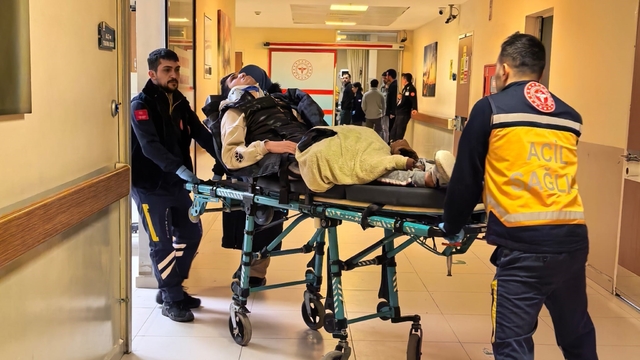 Bursa'da motosiklet çukura düşerek devrildi: 1'i ağır 2 yaralı