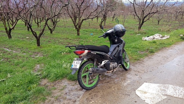 Çukura düşüp, devrilen motosikletteki baba ve oğul yaralandı