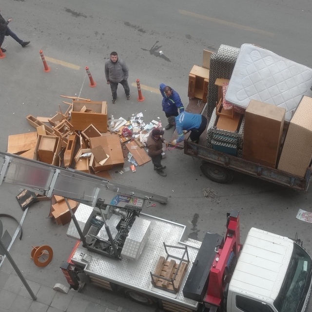 Mersin'de atık ve çöp biriktirilen ev temzilendi