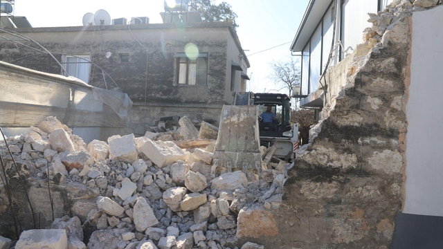 Mersin'in Akdeniz ilçesinde 2 katlı metruk ev yıkıldı