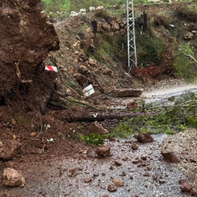 Mersin'de heyelan iki kırsal mahallenin yolunu kapattı