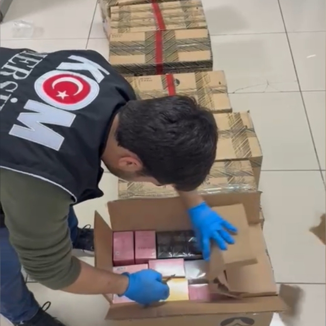 Mersin'de kaçak parfüm operasyonu