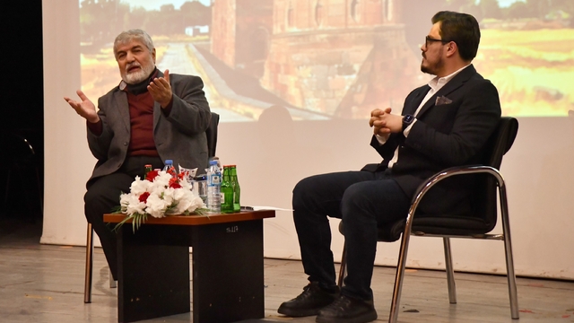 Ahlat'ta sinema filmi çekilecek
Ünlü yönetmen Mesut Uçakan, Ahlat'ta düzenlenen 'Perdeden Dijitale Türkiye'de Sinema' konulu söyleşiye katıldı