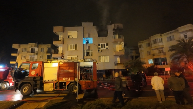 Mersin'de ev yangını; 2 kişi dumandan etkilendi