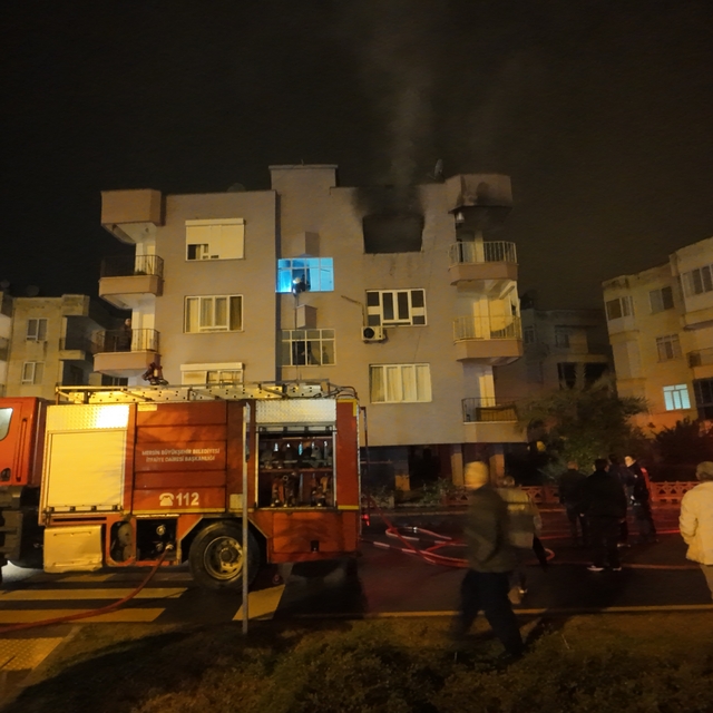 Mersin'de ev yangını; 2 kişi dumandan etkilendi