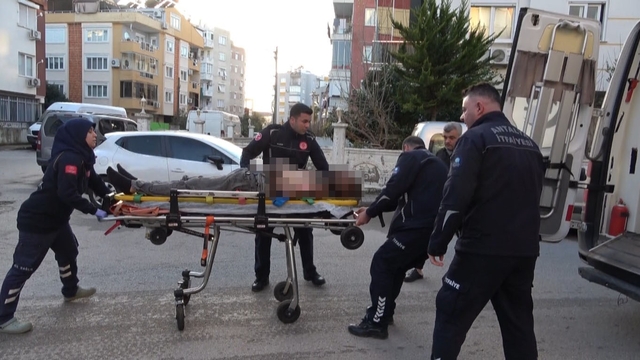 Yangına uykuda yakalandı, alevlere müdahale ederken yaralandı
Yalnız yaşadığı evde komşuların zile basmasıyla uyanan şahıs, çıkan yangını söndürmeye çalışırken yaralandı