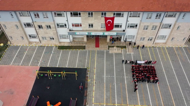 Bolu'da özel öğrencilerden anlamlı bayrak koreografisi