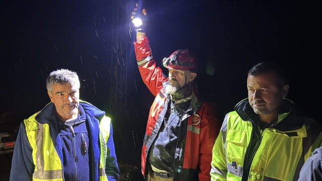 Meriç Nehri'nin taştığı köyde mahsur kalan 2 kişi kurtarıldı