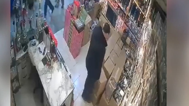 Asma tavan iş yeri sahibinin üzerine çöktü; o anlar kamerada