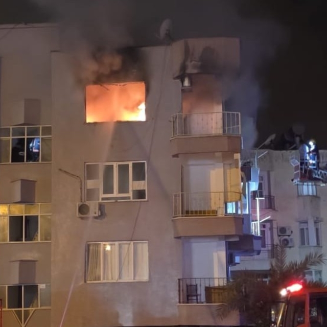 Mersin'de ev alev alev yandı