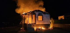 Çorum'da yangın çıkan bağ evi kullanılamaz hale geldi