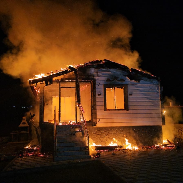 Çorum'da yangın çıkan bağ evi kullanılamaz hale geldi