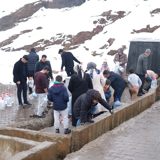 Muş'ta şebeke suyunda bakteri tespit edildi, vatandaşlar çeşmelere akın ett...