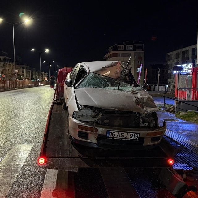 Tıra arkadan çarpan otomobilin sürücüsü yaralandı
Otomobilin içinde sıkışan...