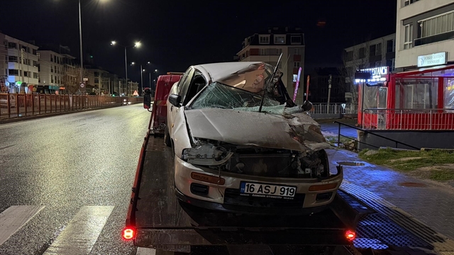 Tıra arkadan çarpan otomobilin sürücüsü yaralandı
Otomobilin içinde sıkışan sürücüyü itfaiye ekipleri kurtardı